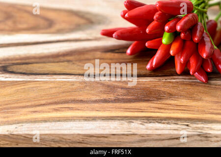 Montón de chiles rojos sobre madera Foto de stock