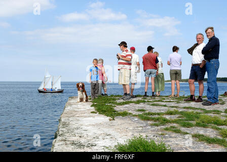 : Isla de Gotland vikingos. - 05/08/2007 - Europa - un grupo de turistas contemplando el panorama. - Laurent Paill Foto de stock