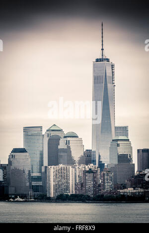 Lower Manhattan skyline visto desde la parte alta de la bahía, el puerto de Nueva York, EE.UU..