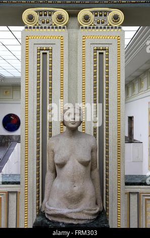 Estatua de media longitud femenino figura por Hermann Haller en el Kunsthaus Zruich Museo de Bellas Artes,Zurich Suiza Foto de stock