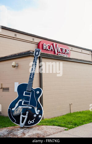 Roy Orbison guitarra en frente de la RCA Victor Studio (un estudio) en Nashville, Tennessee, EE.UU.