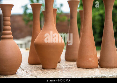 Muchos jarrones grandes de arcilla naranja al aire libre en la tienda de  cerámica portuguesa Fotografía de stock - Alamy