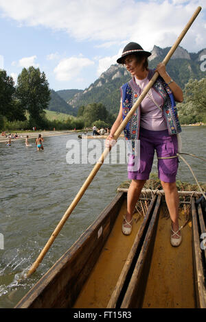 Mujer remar sobre Dunajec, Polonia Foto de stock