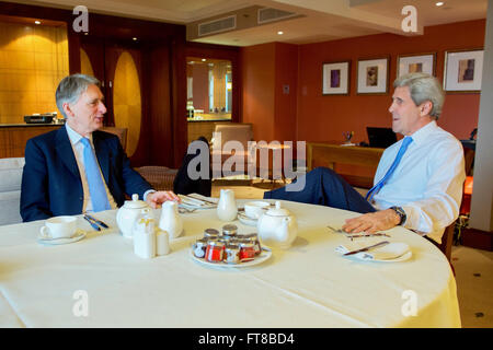 El Secretario de Estado de Estados Unidos, John Kerry se sienta con el Secretario de Relaciones Exteriores británico Philip Hammond, el 20 de febrero de 2016, en el comienzo de un desayuno de trabajo en el Hotel Intercontinental de Londres, Reino Unido, el Departamento de Estado [foto/ Dominio Público] Foto de stock