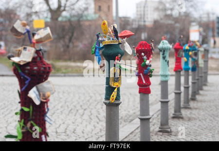 Berlín, Alemania. 23 Mar, 2016. Tejida ingeniosamente adornadas 'Tapas' puede verse en puestos en la Potsdamer Platz en Berlín, Alemania, el 23 de marzo de 2016. Esta forma de arte se denomina guerilla knitting. Foto: Paul Zinken/ZB/dpa/Alamy Live News Foto de stock