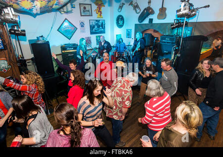 Rock & Roll Hairitage reproduciendo música en la Taberna de Victoria; Salida, Colorado, EE.UU. Foto de stock