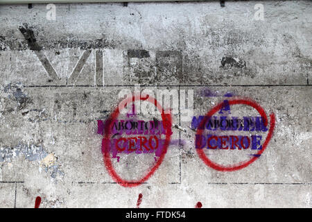 Graffiti en favor de leyes más estrictas contra el aborto en la pared, Vigo, Galicia, España Foto de stock