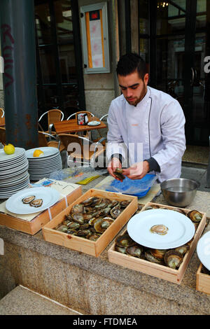 Hombre ordenar ostras fuera del restaurante de mariscos, Vigo, Galicia, España