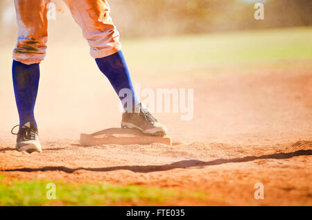 Preceder Medición el centro comercial Jugador de béisbol vistiendo Calcetines azul de pie sobre una base de  béisbol Fotografía de stock - Alamy