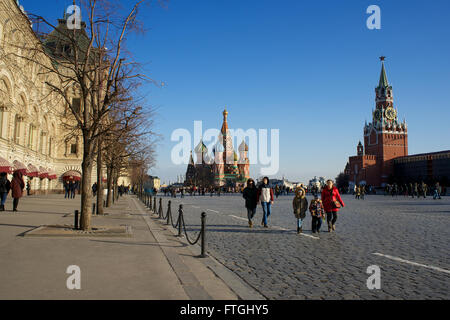 26/03/2016 Rusia, Moscú. Una serie de "caminar en Moscú. Moscú y caras.' La Plaza Roja. Una vista de la Catedral de San Basilio, K Foto de stock