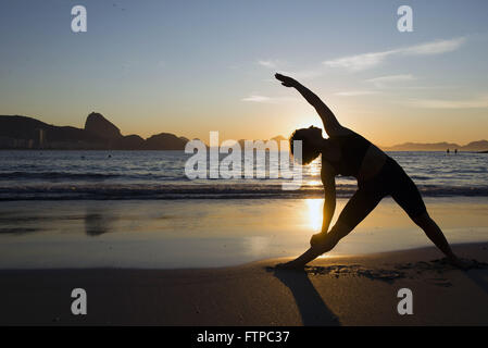 Mulher em pose de yoga na Praia de Copacabana ao amanhecer - zona sul Stock  Photo - Alamy