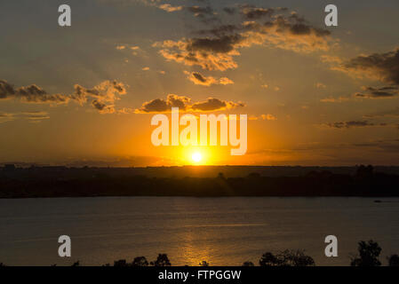 Puesta de sol sobre el lago Paranoa Foto de stock