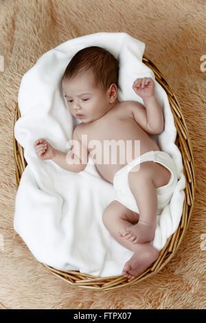Bebé recién nacido duerme en la cesta Fotografía de stock - Alamy