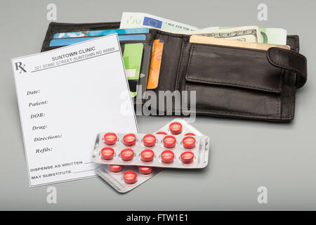 Prescripción en blanco,rojo blister de pastillas y cien billetes Foto de stock