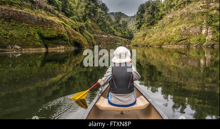 Mujer canotaje en el río Whanganui, Isla del Norte, Nueva Zelanda Foto de stock