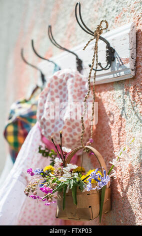 Ropa y flores que cuelgan sobre el perchero en una Fotografía stock - Alamy