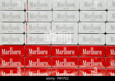 Selección de cigarrillos Marlboro en venta en un estanco. Foto de stock
