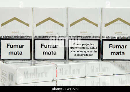 Selección de cigarrillos Marlboro en venta en un estanco. Foto de stock