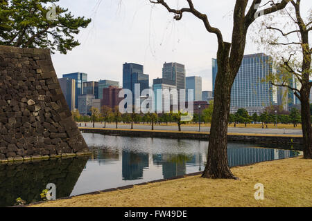 El foso y los jardines del Palacio Imperial contra el horizonte de la ciudad, Tokio, Japón. Foto de stock