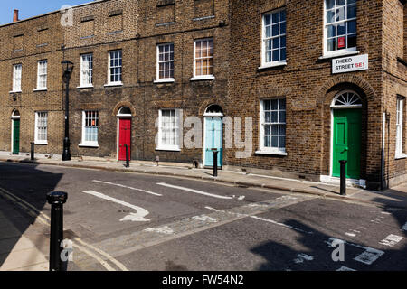 Ladrillo victoriano casas adosadas en Theed Street en Lambeth, Londres, Inglaterra. Foto de stock