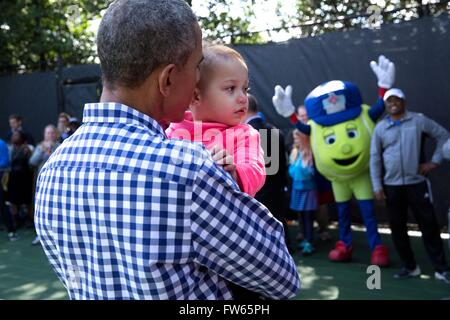 El presidente estadounidense Barack Obama snuggles con 22-month-old Soleil Malveaux Jean-Pierre después de participar en la clínica de tenis durante el rollo de huevo de Pascua anual el 28 de marzo de 2016 en Washington, DC.