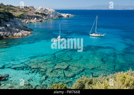 Los maravillosos colores del mar en Cala Spinosa, una bahía de Capo Testa, en Gallura Foto de stock
