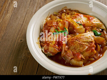 Estofado de pollo en ólo el pollo, el recado rojo, cebolla y agua Fotografía de stock - Alamy Estofado de pollo en ólo el pollo, el recado rojo, cebolla y agua Fotografía de stock - Alamy
