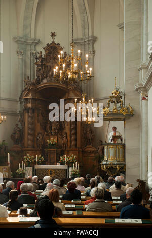 Köln, Altstadt-Nord, Schwalbengasse, Messe en Sankt Maria in der Kupfergasse. Foto de stock