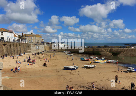 Mousehole, Cornwall, Reino Unido, Puerto y playa con barcos de pesca tirado en el Strand Foto de stock