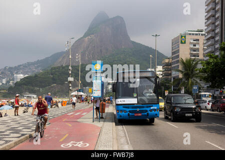 Río de Janeiro, el 2 de abril de 2016: Este sábado el valor de los billetes de metro Carioca se ajustaron a R$ 4,10 (el valor anterior era de R$ 3,70). Este es uno de los más utilizados del transporte en la ciudad y también será uno de los principales medios de transporte utilizados durante los Juegos Olímpicos Rio 2016. El aumento de la tarifa también afectó a la integración urbana bus hasta la parada de Metro / Ipanema Leblon (mostrado en estas imágenes). Crédito: Luiz Souza/Alamy Live News Foto de stock