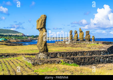 Ahu Tahai y Ahu Vai Uri en el Tahat complejos arqueológicos, Isla de Pascua, Chile Foto de stock