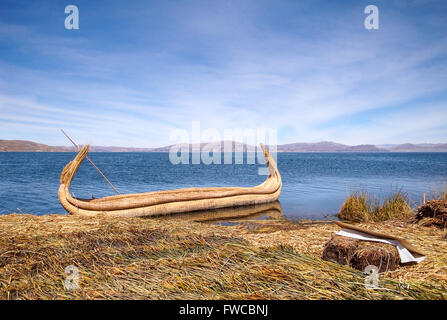 Paisaje alrededor del Lago Titicaca en Perú (América del Sur) Foto de stock