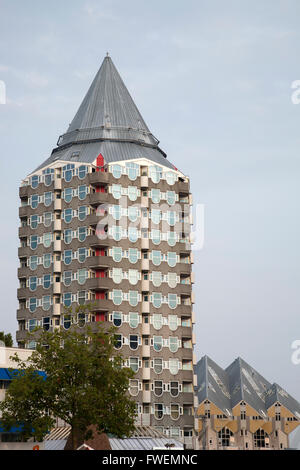 Casas cubo y Torre en proyecto de vivienda Blaakse Bos por Blom; Rotterdam, Holanda Foto de stock