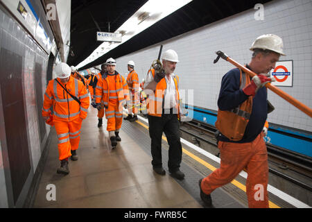 Los trabajadores de mantenimiento de la noche a la mañana en el metro de Londres, en el centro de Londres, Inglaterra, Reino Unido. Foto de stock