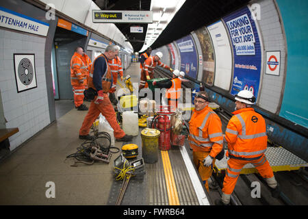 Los trabajadores de mantenimiento de la noche a la mañana en el metro de Londres, en el centro de Londres, Inglaterra, Reino Unido. Foto de stock