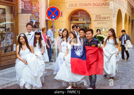 Praga, República Checa - Agosto 27, 2015: Asia novias y novios de boda en la ciudad vieja de Praga, República Checa Foto de stock