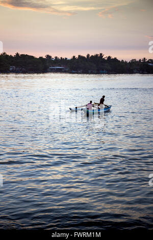 Los pescadores de la Laguna de Negombo, Sri Lanka al amanecer Foto de stock