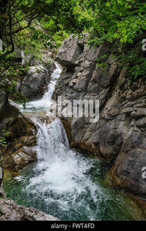 Cascada en las montañas de Olympus Foto de stock