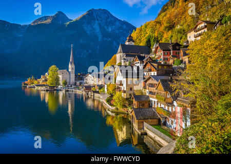 Pintorescas vistas de postal de la famosa aldea de montaña con Hallstaetter Hallstatt Lago de los Alpes en otoño al amanecer, Austria
