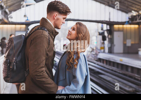 Relación de larga distancia, pareja en la plataforma en la estación de tren, reunión o concepto de despedida