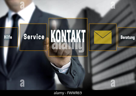 Kontakt, Hilfe, Beratung, service (en idioma alemán contacto, ayuda, asesoría, servicio) Pantalla táctil es operado por el empresario Foto de stock
