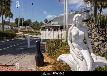 Una estatua de sirena blanca cercana a la entrada de la Weeki Wachee Springs State Park hogar del famoso Show de sirena