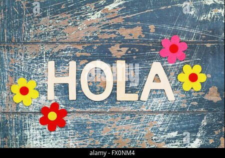 Hola hola (que significa en español) escrito en letras de madera sobre la  superficie rústica Fotografía de stock - Alamy