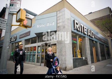 Un Rite Aid Drug Store en el barrio de Chelsea, en Nueva York, el jueves, 7 de abril de 2016. Rite Aid registró un aumento de 21% en los ingresos, a pesar de una caída en las ventas, tanto en la farmacia y en frente de la tienda. Su adquisición de un administrador de beneficios farmacéuticos se cita como la razón. © Richard B. Levine) Foto de stock