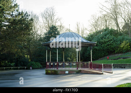 El quiosco en Barnes Park, Sunderland, diseñado y construido por W. A. Baker e hijo, Newport, Monmouthshire. Foto de stock