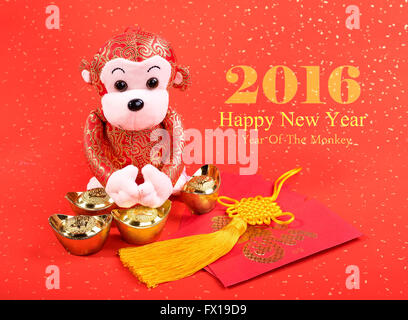 Año nuevo lunar chino juguete adornos de mono en fondo festivo Foto de stock