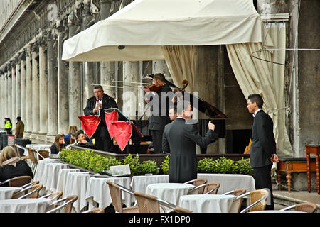 La banda del legendario Café Florian, en Piazza di San Marco (Plaza de San Marcos), Venice, Veneto, Italia. Foto de stock
