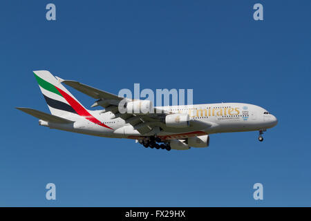 Los emiratos, Airbus A380-861, super jumbo jet , el vuelo EK151 en aproximación final al aeropuerto de Copenhague Kastrup, Dinamarca desde Dubai Foto de stock
