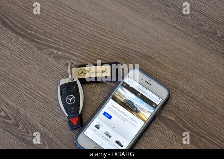 Un Mercedes-Benz llavero sentar sobre una superficie de madera Fotografía  de stock - Alamy