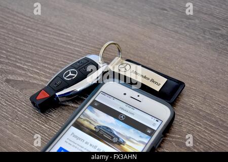 Un Mercedes-Benz llavero sentar sobre una superficie de madera Fotografía  de stock - Alamy